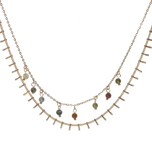 Collier double rangs composé d'une chaîne de 38 cm de long en acier doré avec des pampilles perles multicolores, ainsi qu'une chaîne de 42 cm de long avec pampilles en acier doré. Fermoir mousqueton avec 5 cm de rallonge.
