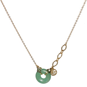 Collier composé d'une chaîne en acier doré et d'un pendentif rond aux motifs filigranes en acier doré et d'un cercle en pierre de couleur verte. Fermoir mousqueton avec 5 cm de rallonge.