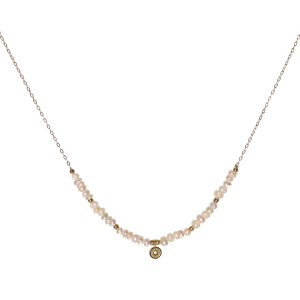 Collier composé d'une chaîne en acier doré, de perles de nacre et d'un pendentif cercle en acier doré. Fermoir mousqueton avec 5 cm de rallonge.