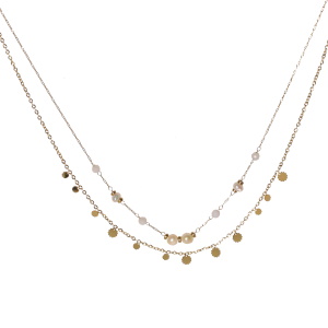 Collier double rangs composé d'une chaîne de 39 cm de long en acier doré avec des perles de couleur blanche et de perles de nacre, ainsi qu'une chaîne de 40 cm de long avec des pampilles en acier doré. Fermoir mousqueton avec 5 cm de rallonge.