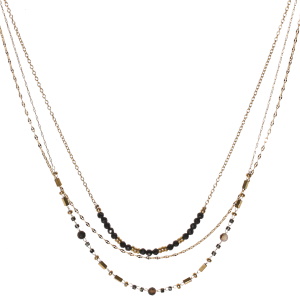 Collier triple rangs composé d'une chaîne de 39 cm de long en acier doré avec des perles de couleur noire, d'une chaîne de 40 cm de long en acier doré et d'une chaîne de 43 cm de long avec perles rectangulaires en acier doré et de perles de couleur noire. Fermoir mousqueton avec 5 cm de rallonge.
