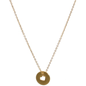 Collier composé d'une chaîne et d'un pendentif pastille ronde ajourée d'un cœur en acier doré. Fermoir mousqueton avec 5 cm de rallonge.