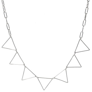 Collier composé d'une chaîne et de triangles en acier argenté. Fermoir mousqueton avec 7 cm de rallonge.