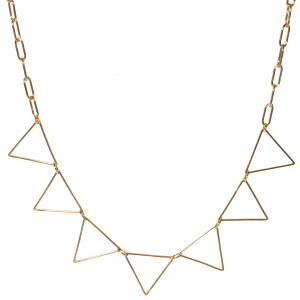 Collier composé d'une chaîne et de triangles en acier doré. Fermoir mousqueton avec 7 cm de rallonge.