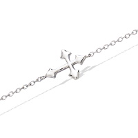 Bracelet composé d'une chaîne et d'une croix en argent 925/000 rhodié. Fermoir mousqueton avec anneaux de rappel à 16 et 18 cm.