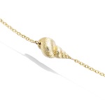 Bracelet avec coquillage en plaqué or. Fermoir mousqueton avec anneaux de rappel à 16 et 18 cm.