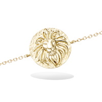 Bracelet composé d'une chaîne et d'une pastille représentant un lion en plaqué or jaune 18 carats. Fermoir mousqueton avec anneaux de rappel à 16 et 18 cm.