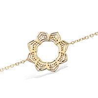 Bracelet composé d'une chaîne et d'une fleur en plaqué or jaune 18 carats. Fermoir mousqueton avec anneaux de rappel à 16 et 18 cm.