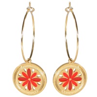 Boucles d'oreilles créoles avec pendants ronds au motif de fleurs en acier doré et émail de couleur rouge.