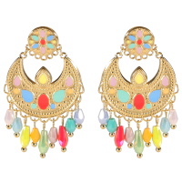 Boucles d'oreilles pendantes en acier doré avec motifs en émail multicolore et pampilles de perles multicolores.