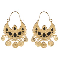 Boucles d'oreilles créoles pendantes en acier doré avec motifs en émail de couleur noire et pampilles rondes martelées en acier doré.