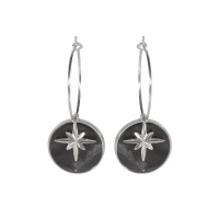 Boucles d'oreilles créoles avec pendant étoile en acier argenté et une pastille ronde sertie d'une pierre de couleur noire.