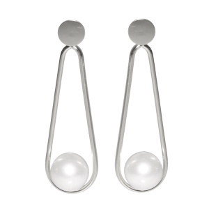 Boucles d'oreilles pendantes composées d'une puce ronde et d'un pendant en acier argenté surmonté d'une perle d'imitation.