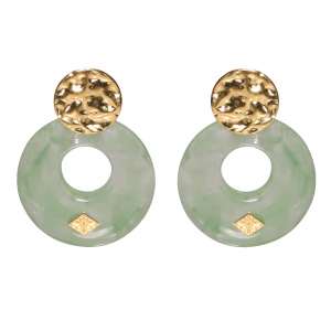 Boucles d'oreilles pendantes composées d'une pastille ronde martelée en acier doré et d'un cercle de couleur vert surmonté d'un losange gravé d'une étoile en acier doré.