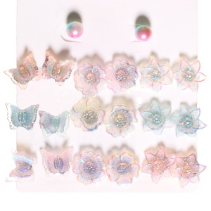 Lot de paires de boucles d'oreilles puces en forme de perle, de fleurs et de papillon en plastique de couleur brillante.