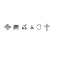 Lot de 6 boucles d'oreilles en acier argenté composées d'une puce en forme de croix, d'une puce de forme ovale, d'une puce en forme de cerise, d'une puce carrée, d'une puce sertie d'un cristal et d'une puce en forme de croix sertie de cristaux.