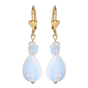 Boucles d'oreilles dormeuses pendantes en acier doré avec pierres de couleur blanche et une perle ovale en pierre de couleur blanche.