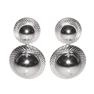 Boucles d'oreilles pendantes composées de deux boules entourées d'un cercle en acier argenté.
