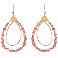 Boucles d'oreilles pendantes composées d'une pastille ronde et d'un cercle ovale en acier doré, d'un cercle ovale surmonté de perles en acier doré et perles de couleur rose.