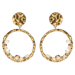 Boucles d'oreilles pendantes composées d'une pastille ronde martelée en acier doré et d'un cercle martelée en acier doré surmonté de perles de nacre et d'un cabochon de couleur blanc.