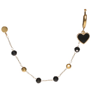 Boucle d'oreille composée d'une puce ronde en acier doré, d'une chaîne avec perles en acier doré et perles de couleur noire et d'une créole en acier doré avec un pendant en forme de cœur pavé d'émail de couleur noir. Vendu à l'unité.