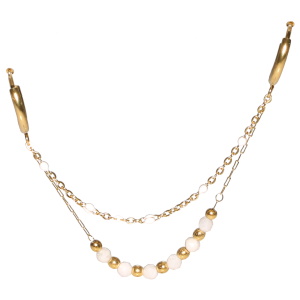 Boucle d'oreille composée d'une créole en acier doré, d'une chaîne avec perles en acier doré et perles de couleur blanche, d'une chaîne en acier doré avec perles en émail de couleur blanc et d'une créole en acier doré. Vendu à l'unité.