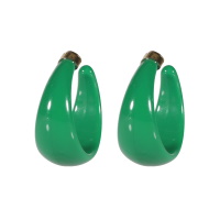 Boucles d'oreilles créoles ouvertes en acier doré et en matière synthétique de couleur verte.