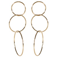 Boucles d'oreilles pendantes composées de trois cercles entrelacés en acier doré.