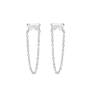 Boucles d'oreilles pendantes composées d'un cristal serti griffes de forme rectangulaire et d'une chaîne en acier argenté.