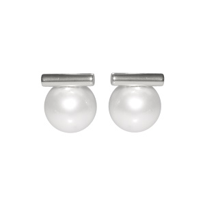 Boucles d'oreilles pendantes composées d'une barre en acier argenté et d'une perle d'imitation.