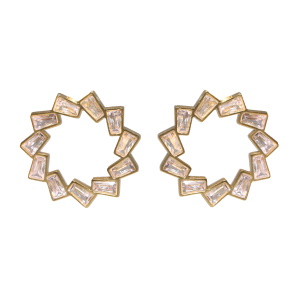 Boucles d'oreilles pendantes en acier doré composées de cristaux sertis clos disposés en cercle.