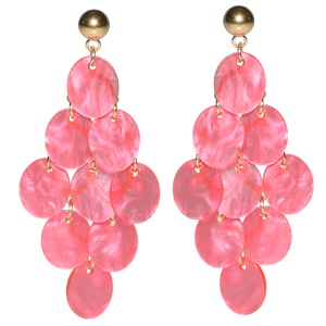 Boucles d'oreilles pendantes composées d'une puce ronde en acier doré et de pastilles ovales de couleur rose.