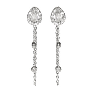 Boucles d'oreilles pendantes composées d'une puce en forme de goutte en acier argenté sertie d'un cristal entouré de strass et d'une chaîne en acier argenté sertie clos de deux cristaux.