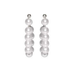 Boucles d'oreilles pendantes en acier argenté et perles synthétiques.
