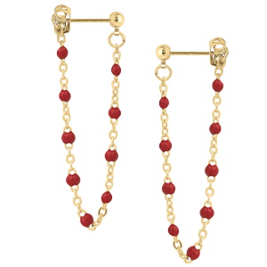 Boucles d'oreilles pendantes composées d'une puce ronde en plaqué or jaune 18 carats et d'une chaîne avec des perles de couleur rouge.