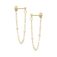 Boucles d'oreilles pendantes composées d'une puce ronde en plaqué or jaune 18 carats et d'une chaîne avec des perles de couleur blanche.