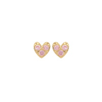 Boucles d'oreilles puces en forme de cœur en plaqué or jaune 18 carats serties de 3 oxydes de zirconium roses.