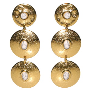 Boucles d'oreilles pendantes composées de trois pastilles rondes en acier doré serties d'un cabochon en pierre de couleur blanche.
