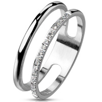 Bague double rangs en acier argenté et pavée d'oxydes de zirconium blancs en partie sur un anneau.