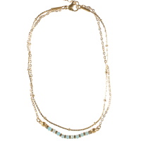 Bracelet chaîne de cheville double rangs composé d'une chaîne en acier doré et d'une chaîne avec perles cylindriques en acier doré et de perles en véritable pierre d'amazonite. Fermoir mousqueton avec 3 cm de rallonge.