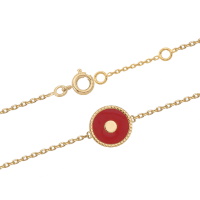 Bracelet composé d'une chaîne en plaqué or jaune 18 carats et d'une pastille ronde pavée d'émail de couleur rouge. Fermoir anneau ressort avec anneaux de rappel à 15.5 et 17.5 cm.