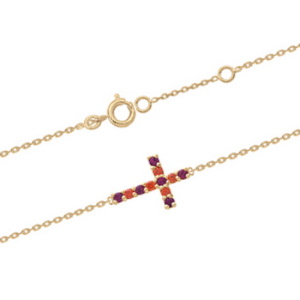 Bracelet composé d'une chaîne en plaqué or jaune 18 carats et d'une croix pavée d'oxydes de zirconium couleur rubis et orange. Fermoir anneau de ressort avec anneaux de rappel à 18 et 20 cm.