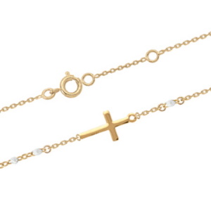 Bracelet composé d'une chaîne avec une croix en plaqué or jaune 18 carats et de perle en résine de couleur blanche. Fermoir anneau de ressort avec anneaux de rappel à 17 et 19 cm.