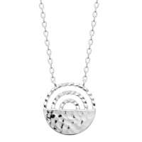 Collier composé d'une chaîne et d'un pendentif rond en argent 925/000 rhodié. Fermoir mousqueton avec anneaux de rappel à 40, 42 et 45 cm.
