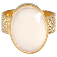 Bague à l'anneau martelé en acier doré surmontée d'une pierre de couleur blanche sertie clos de forme ovale. Taille ajustable.