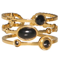 Bague triple rangs avec une étoile en acier doré surmontée des trois cristaux de couleur noir et d'un cabochon ovale de couleur noir. Taille ajustable.