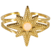 Bague en forme d'étoile en acier doré surmontée d'une pierre de couleur blanche. Taille ajustable.