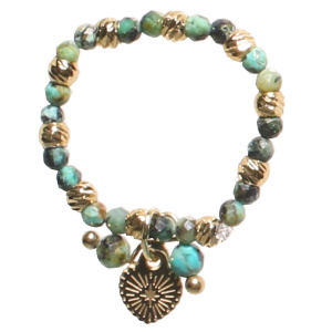 Bague élastique composée de perles en acier doré et de perles de couleur verte avec un pendant en acier doré et le dessin d'une étoile et deux perles de couleur verte.