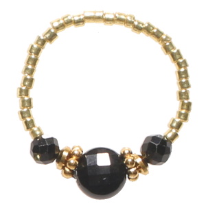 Bague élastique composée de perles cylindriques en acier doré et de perles de couleur noire.