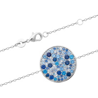 Bracelet composé d'une chaîne en argent 925/000 rhodié et d'une pastille ronde pavée de pierres synthétiques de couleur bleue. Fermoir mousqueton avec anneaux de rappel à 16 et 18 cm.